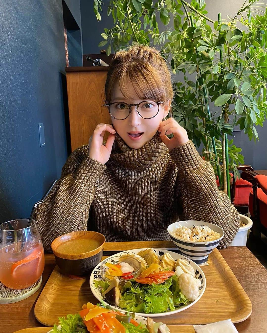 麻亜里さんのインスタグラム写真 - (麻亜里Instagram)「. 郡山にあるドッグカフェ🐶 【one豆cafe】 前回はお茶だけだったのでお食事を❤︎ 日替わりプレートを頼みました🍽  ブラッドオレンジソーダも美味しい💕苺やキウイ、ハニーレモンなど種類が豊富なおすすめのソーダです🥤  わんちゃん用の鶏肉スープも くりまるが美味しそうに食べていました🐶🌟 . #郡山#福島#福島グルメ#郡山グルメ#ドッグカフェ#郡山ドッグカフェ#くりまる #ポメラニアン #dogstagram #いぬすたぐらむ #いぬのきもち #ポメ #いぬのいる暮らし #ワンスタグラム#one豆cafe#ワンズカフェ#揚げ餃子#卵乳製品不使用」3月18日 12時47分 - maari.0108