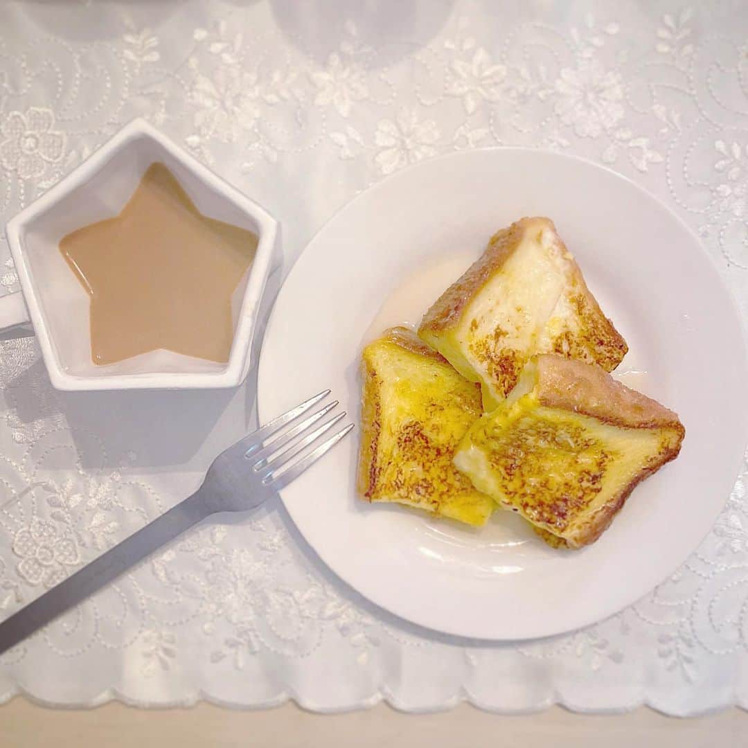 松崎莉沙さんのインスタグラム写真 - (松崎莉沙Instagram)「食パンと卵が余ってたので。苺とかあれば可愛かったのになぁ🙂とりあえず蜂蜜でいただきます。今日もお稽古頑張りまっせぃ！ #フレンチトースト」3月18日 12時48分 - risadegozaimasu
