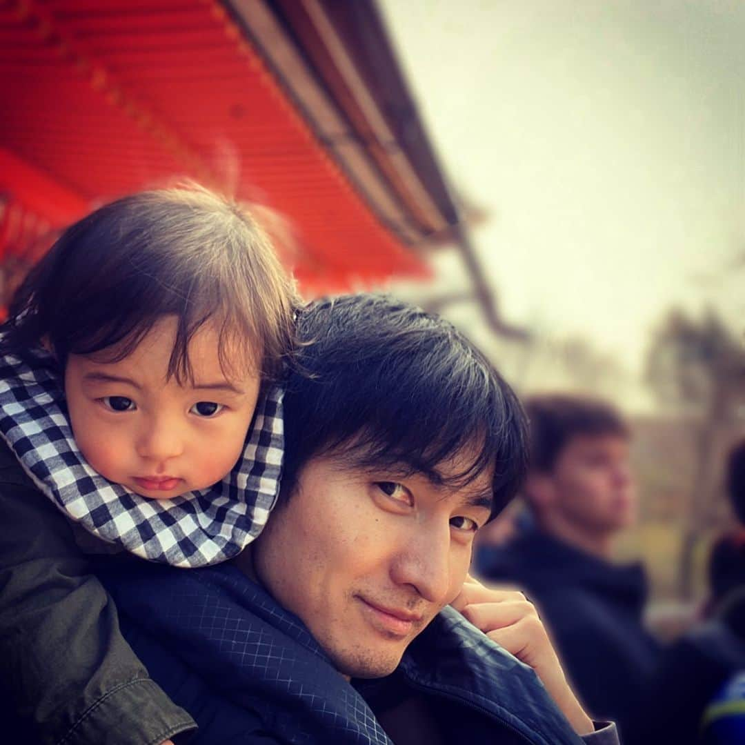 岡田優介さんのインスタグラム写真 - (岡田優介Instagram)「突如世界は変わってしまったけれど、このくりくりぼうずが強く生き抜けるようにしっかり育てます  #京都のいいところ紹介 #京都のスタバ #清水寺 #そうだ京都いこう #kyoto #kyotojapan #Starbucks #kiyomizudera」3月18日 12時55分 - ysk_okada