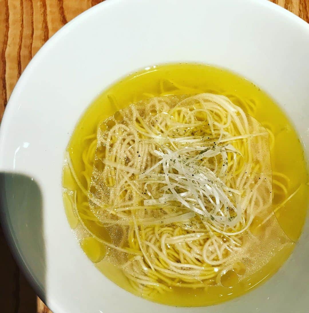 桜井誠のインスタグラム：「代々木上原sioのクラウドファウンディングで、sioラーメンを頂きに。 蛤と鶏の澄んだスープは塩味もまろやかで、旨味で満たされた極上清湯。その上に上質なオリーブオイルが蓋をして、熱々のテンションを保っている。 更にしなやかで腰のある細いストレート麺は、パスタの様に塩茹ですることによって、適度に締めてダレを防いでいるとのこと。流石様々な調理法を経験してきた鳥羽シェフのアイデア。 完食完飲しても水を欲しないちょうど良い塩梅なのはお見事。 添えられたしらすごはんもめちゃくちゃ美味しい。牡蠣醤油とオリーブオイルが見事にマッチ。 ジャンルレスに美味しいものを追求する鳥羽さんは会うといつも刺激をくれる素晴らしい仲間。 俺も負けずに前見て進もう🔥🔥 #sio」