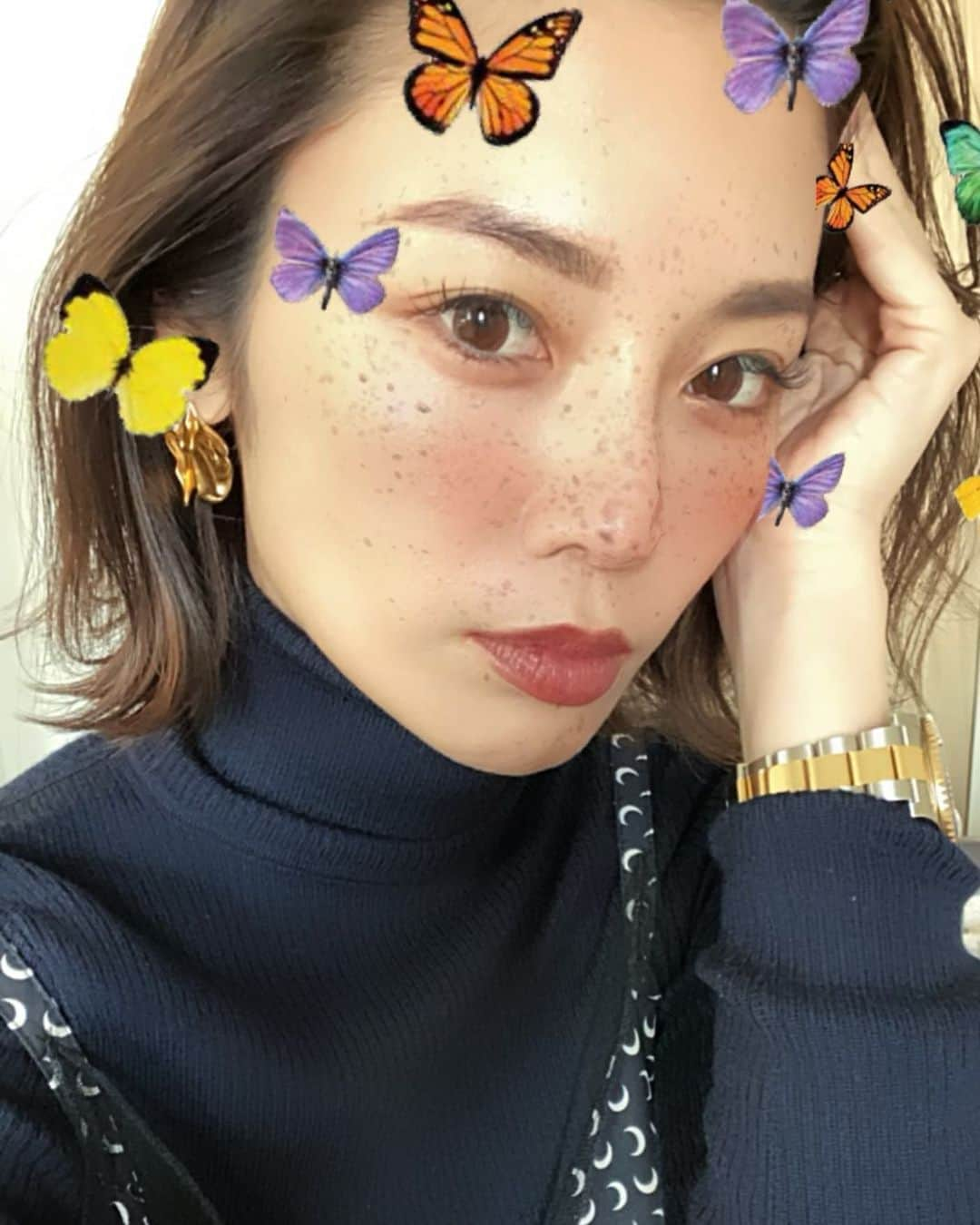 島袋聖南さんのインスタグラム写真 - (島袋聖南Instagram)「収録終わって次の撮影の待ち時間🦋 今日も天気が良くて気持ちいいー！🤤 最近毎日つけているお花モチーフのピアス ジョージア・オキーフの作品からインスピレーションを得たUNCHAINEDの新シリーズ🦋 @unchained.jp」3月18日 13時04分 - seina4444