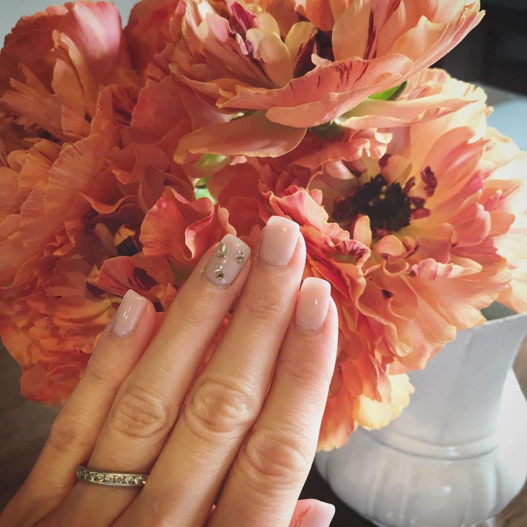 畑野ひろ子のインスタグラム：「今回は、春ネイル。ストーンで小花っぽく🌸🌸🌸」