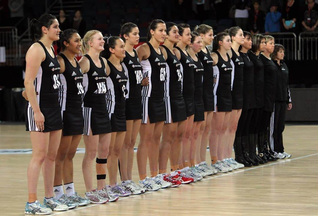 ポーシャ・ウッドマンさんのインスタグラム写真 - (ポーシャ・ウッドマンInstagram)「This right here seems like a lifetime ago🏐! . Netball was my life, I wanted so bad to be a silver fern and I came so close to getting that dress. I know with all my heart I wouldn’t be the player I am today if it wasn’t for netball. And unfortunately I feel as though I didn’t quite get to finish my netball career and feel like I could’ve kept going! But hey no point in dwelling on it cause had I not switched to rugby I would not be where I am now. I’m a strong believer of playing multiple sports when you’re young. 1. So our kids can find out what they like and what they don’t like. 2. You learn so much from playing multiple sports from the skill set of each sport to the discipline it takes to train and play from another sport.  #netballlife #blackferns #silverferns」3月18日 13時15分 - porshwoodman