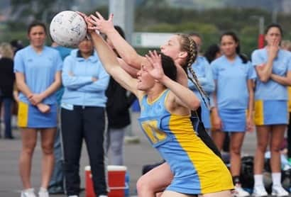 ポーシャ・ウッドマンさんのインスタグラム写真 - (ポーシャ・ウッドマンInstagram)「This right here seems like a lifetime ago🏐! . Netball was my life, I wanted so bad to be a silver fern and I came so close to getting that dress. I know with all my heart I wouldn’t be the player I am today if it wasn’t for netball. And unfortunately I feel as though I didn’t quite get to finish my netball career and feel like I could’ve kept going! But hey no point in dwelling on it cause had I not switched to rugby I would not be where I am now. I’m a strong believer of playing multiple sports when you’re young. 1. So our kids can find out what they like and what they don’t like. 2. You learn so much from playing multiple sports from the skill set of each sport to the discipline it takes to train and play from another sport.  #netballlife #blackferns #silverferns」3月18日 13時15分 - porshwoodman