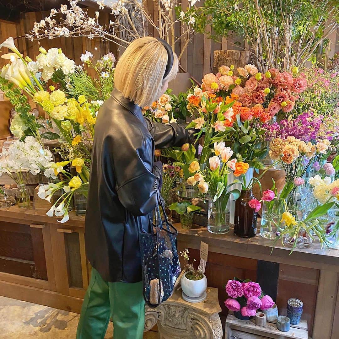橋本江莉果さんのインスタグラム写真 - (橋本江莉果Instagram)「大人になってからのお花屋さんってすごくたのしい🥳🌷🌼🌻 #flower #flowershop #flowers #spring」3月18日 13時17分 - erica_hashimoto