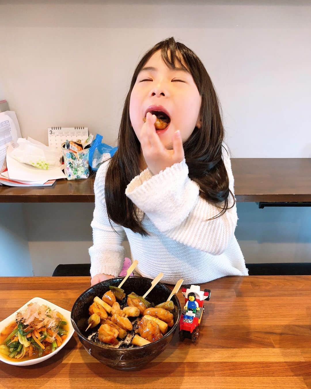 みきママさんのインスタグラム写真 - (みきママInstagram)「【ランチは焼き鳥丼です！】 . . .  レンチンおひたしとオイスターソースで炭焼きの味になる焼き鳥をどんぶりにしました🤤🤤🤤どちらもダイエット本に載っています‼️ . . . . 杏ちゃん「めちゃうま。」串に刺さっているとよく食べるね。. . . . . . すると、つるり。杏ちゃんの焼き鳥さんが大暴れです！！. . . . . 杏ちゃん、手で焼き鳥さんを押し込みました！！ナイスウ！！. . . . #みきママ #焼き鳥 #丼 #yakitori」3月18日 13時26分 - mikimama_official