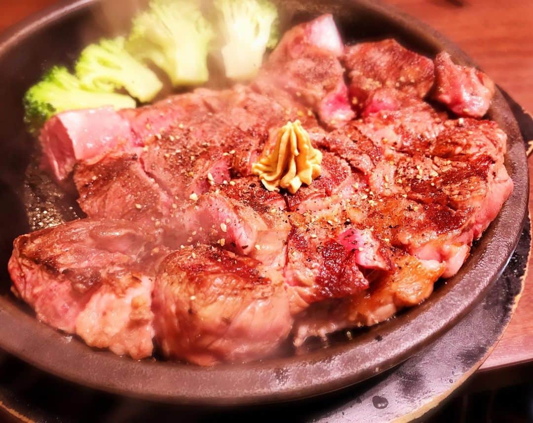 JIGEN のインスタグラム：「ここんとこ沼（米＋鶏胸肉＋干し椎茸＋ワカメ＋オクラをグズグズに煮込んだ沼状の減量食）とサラダが中心のローカロリー生活で、更にご時世とは関係なくレコーディングで引篭状態だったので、今日は外出してガツンとステーキ！肉喰うとテンション上がる。脂身最高☆とにかく録りまくります♪」