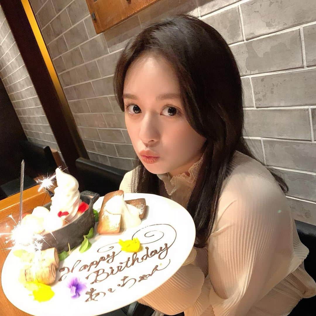 山上愛のインスタグラム：「皆さまお祝いコメント、メッセージ有難うございました😖💕 誕生日当日は家族とかおりで過ごせて幸せな誕生日になりました🤩💖」