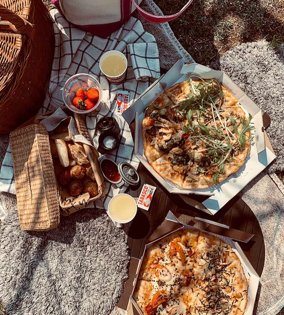 のインスタグラム：「#pizzalunch こんな時は 気分転換に公園でピクニック お初のリトパさんのピザ🍕持って レッツラゴーです ・ 気になっていた春の新メニュー シャッキシャキの京水菜を たっぷりのせた 奥丹波鶏の照り焼きピザ ・ 春野菜のピザは お出汁でたいた春野菜と なんとお揚げさんがのってる 大葉ソースってのも斬新 ・ 濃厚リッチマルゲリータは その名の通り カマンベールクリームチーズが 濃厚で大満足 ・ 子どもたちも大好きな定番 明太マヨポテト ・ リトパさんのピザは 健康で安全な素材をふんだんに使用していて ピザ生地には小麦の外皮「ブラン」も 練り込まれているそうです 生地づくりからチーズやソースまで 1枚１枚手づくりしているのも自慢とか ほんとに どれも美味しすぎ♡ お弁当作ってピクニックってなると ちょと大変だけど これならお手軽でgoo〜 ・ ・ #pizza_little_party #宅配ピザ #ピザリトルパーティー #リトルパーティー #リトパ  #ピザ #pizza #公園ランチ #ピクニック #春メニュー #春野菜 #ピザ好き #pr」