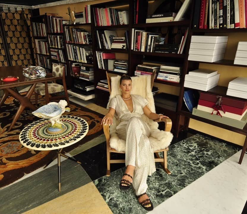 ソフィア・リッチーのインスタグラム：「Taking this time to be still, reflect, put things into perspective , grow, be appreciative, and manifest. We will get through this together, praying for all🤍」