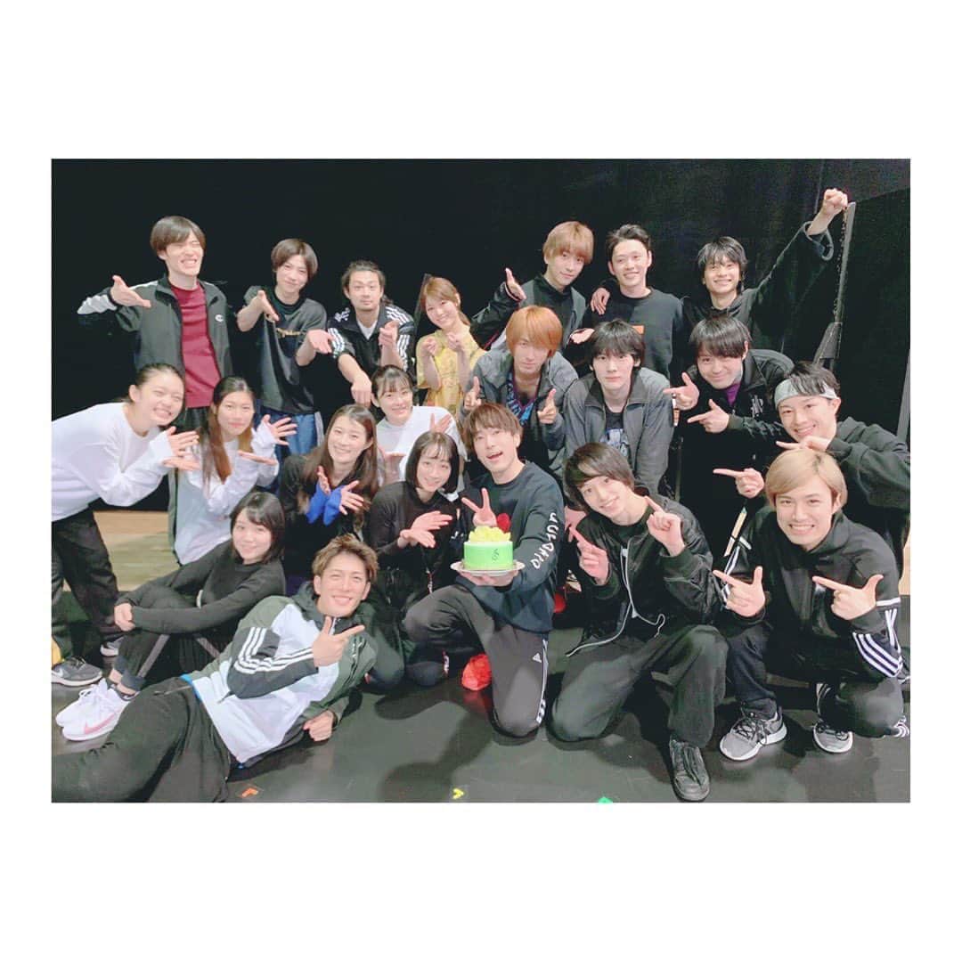 夢月せらのインスタグラム：「舞台#デュラララ  お稽古進んでおります💨そんな昨日はしゅんりーさんのお誕生日でしたー🎂🎊🎉 皆でお祝い✨✨✨ おめでとうございました〜💖 今日も一日頑張ろーぅ🙆‍♀️」