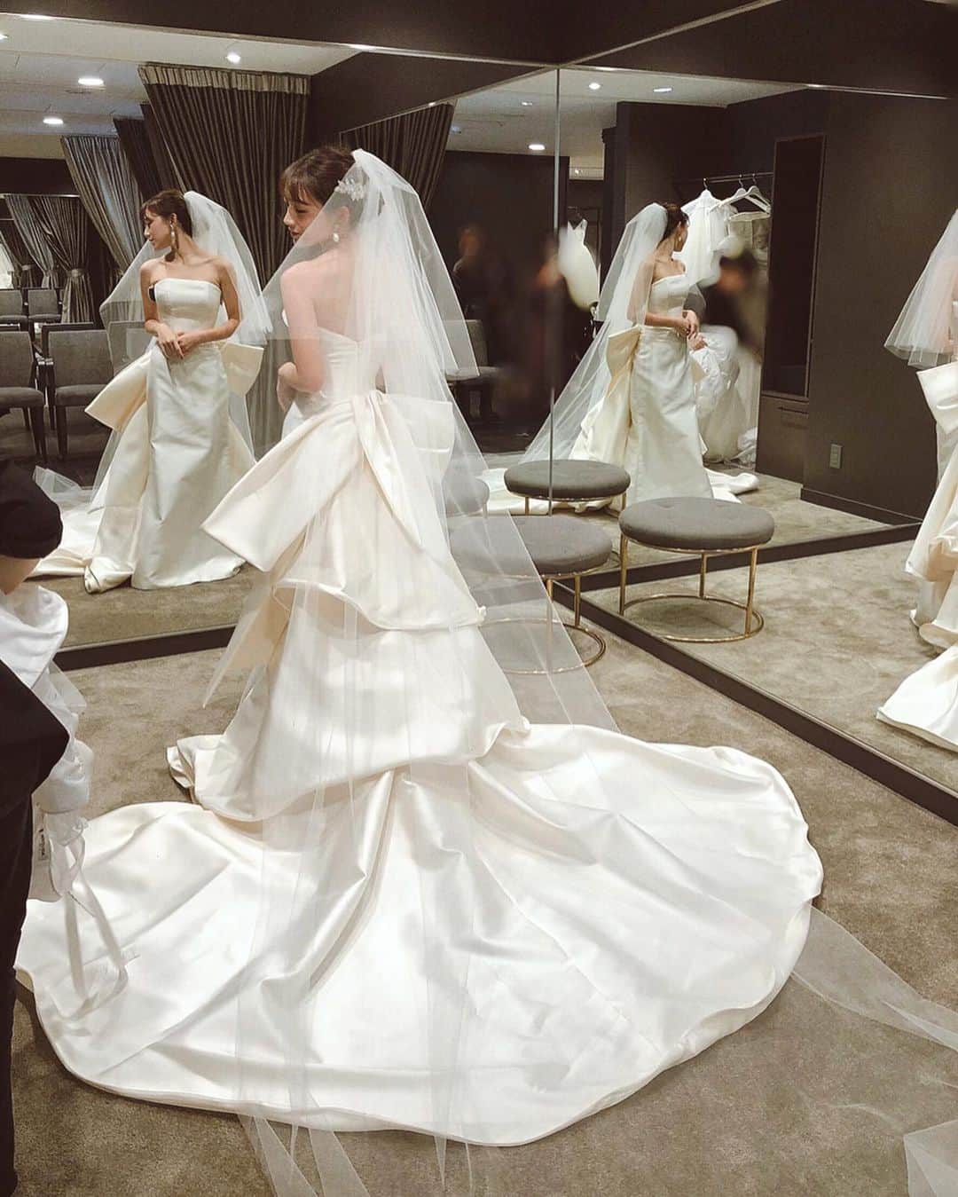 稲川千里さんのインスタグラム写真 - (稲川千里Instagram)「. . wedding dress Report 2 . ANTONIO RIVA こちらが式で着る予定のドレスでした🥀 . ミカドシルクの美しさと、アントニオリーヴァらしい個性的なシルエットに母と一緒に一目惚れ。 何よりすごく細く上品に見えました😭✨ . 当初やりたかった式の会場イメージともぴったりハマって、文句無しでこちらに決定🕊 後から妊娠が発覚して、妊娠8ヶ月ではとても入らないということで泣く泣く断念しましたが、後撮りでもいいから着たいと思うほど素敵でした🥺 . こうゆう感じが好きな人にすごくおすすめしたい❤︎ . #weddingdress #antonioriva #chii_wedding  #ウェディングドレスレポ」3月18日 14時06分 - chiicamera