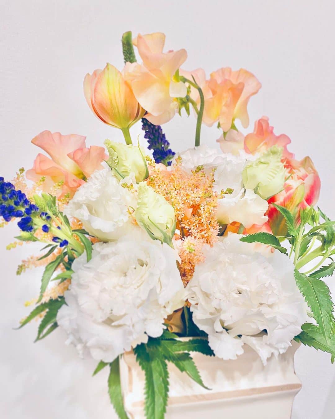 藤森香衣さんのインスタグラム写真 - (藤森香衣Instagram)「今日から、本当はソウルに行くはずだったのに😢  品女の卒業式、どうなったかな。  みんなに会えなくて寂しい。  近所のお花屋さんで、お花を買ってみた。  #花 #卒業 #おめでとう #春 #ゆっくり過ごそう」3月18日 14時12分 - kaefujimori