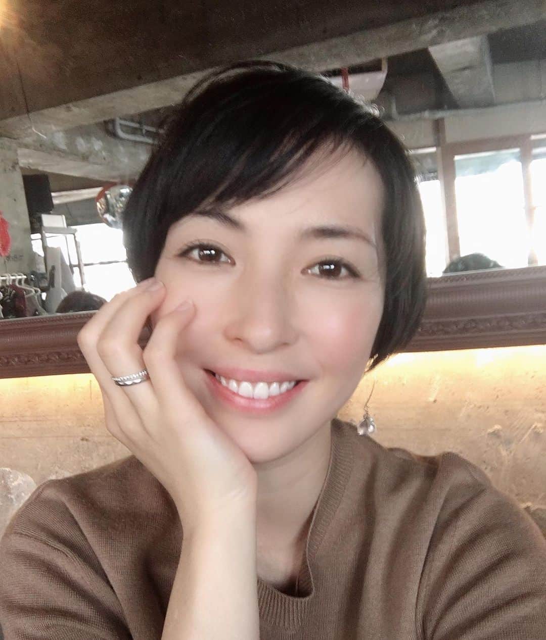 蒲生麻由のインスタグラム：「やっと美容院に行けました〜💈﻿ そして、産後の抜け毛で生え際が﻿ どうしようもなかったので、﻿ 久しぶりに前髪を作りました✂︎﻿ 今まで前髪を作っても、﻿ 似合ったためしがなかったけど、 今回は自分的には気に入った❣️ どうでしょう？﻿ ﻿ #美容院 #haircut #産後の抜け毛問題 ﻿ #生え際ライオン問題解決 #前髪つくりました ﻿ #親子で美容院 #mamalife #短い方が楽 ﻿ #どんど短くなるw﻿」