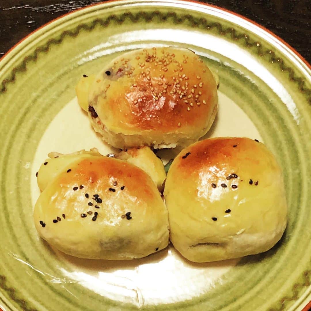 五箇公貴のインスタグラム：「こないだ頼まれてあんぱん作ったら中から大量の餡が流出。」