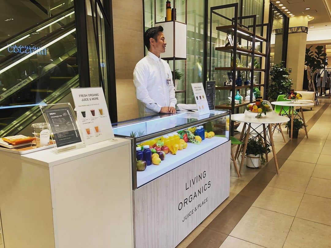 livingorganics juice&place 芦屋のインスタグラム：「西宮阪急3階で5日間限定で出店しております。 これを機に、より多くの方にコールドプレスジュースの良さを知って頂けたらと思います。 お近くにお越しの際は、是非お立ち寄り下さいませ。  #livingorganics#livingorganic#cafe#coldpressedjuice#コールドプレスジュース #酵素#healthyfood#coffee#soylatte#smoothie#yoga#神戸カフェ#芦屋カフェ#detox#カフェ巡り#1dayクレンズ #1dayクレンズプログラム#アラビカコーヒー#美肌#美髪#ダイエット#ダイエット効果#疲労回復#健康#美意識」