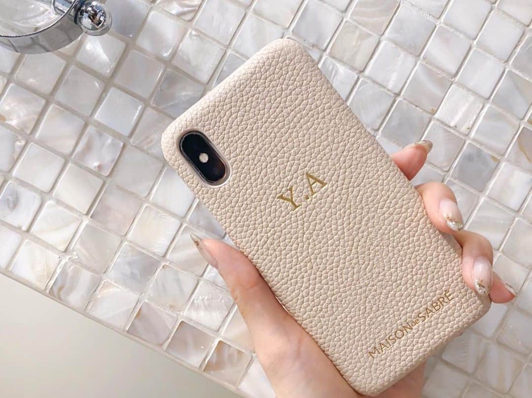 のインスタグラム：「以前も紹介しましたが、今の #iPhoneケース は#maisondesabre の #サハランヌード 💛 最近何から何までベージュばーっかり。いろんなベージュが好きです。くすんだ色が好きなんだなーと。 このブランドはカードケースとかお財布も全部可愛くてついつい揃えたくなってしまう！小物に統一感あるのよいよね…❣️しかもなかなかないiPhone11のケースも充実してまっせ！！ #caseiphone #メゾンドサブレ #iPhone11 #iphone11ケース」