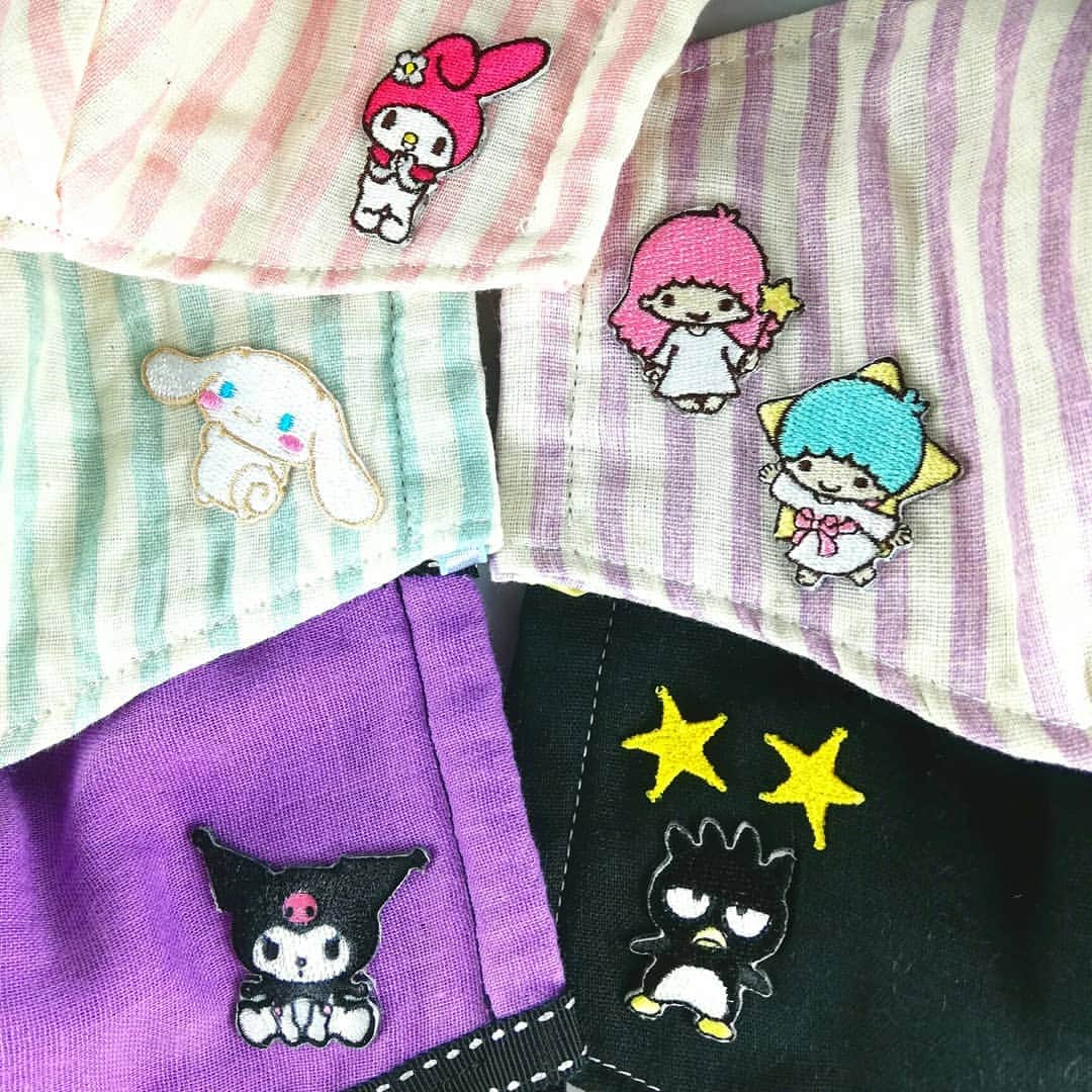 マーノクレアール (手芸のオカダヤグループ)のインスタグラム：「【アレンジ紹介】推し色☆ハンドメイドマスク♪ . 手作りマスクの材料で人気なのは圧倒的に『白色』ですが、せっかく手作りするんだから、もっと遊んでみませんか？ . ・推しへの気持ちを表現したい！ ・白マスクはもう飽きた！もっと「カワイイ」マスクが欲しい！ ・マスクゴムも、もっとカラバリ豊富だといいな♡ という方へおすすめです！ . ワッペンやリボンで自分好みにデコレーション！マスクゴムも好きな色で思いっきり楽しんでみませんか？ . オカダヤグループ手芸材料店の通常のInstagramアカウントはこちらです →新宿オカダヤ(@shinjuku_okadaya) . #okadaya手づくりマスクギャラリー #オカダヤおうち手芸 #マスク #ガーゼマスク #ハンドメイドマスク #手作りマスク #てづくりマスク #マスク作り #マスクがない #花粉対策 #風邪対策 #乾燥対策 #作り方動画 #てづくり動画 #手作り動画 #handmademask #handmade #mask #ガーゼ #ダブルガーゼ #Wガーゼ #手芸好きさんとつながりたい #手芸好きな人とつながり #オカダヤママ部 #新宿 #shinjuku #オカダヤ #okadaya」