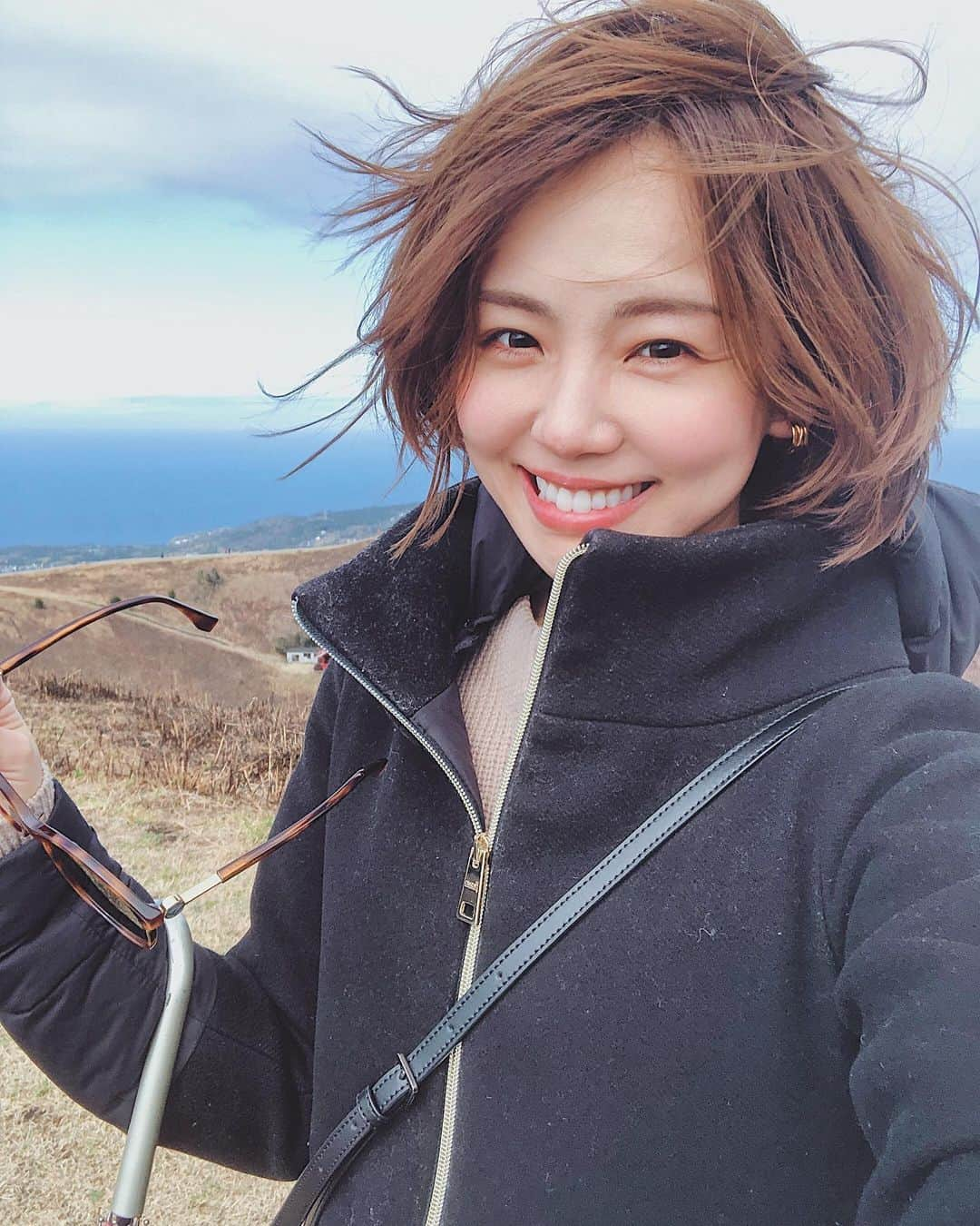 小松あやさんのインスタグラム写真 - (小松あやInstagram)「. 雪が溶けて川になって 流れてゆきます つくしの子が恥ずかしげに 顔を出します もうすぐ春ですね ちょっと気取ってみませんか 風が吹いて暖かさを 運んできました どこかの子が隣の子を 迎えにきました もうすぐ春ですね 彼を誘ってみませんか ・ ・ って歌いたくなるような強風だった日💁🏻‍♀️ ・ ・ The first storm of spring 🌸 I’m sure something good will happen on your way too. ・ #春一番 #強風 #春が来た #セルフィー女子 #せるか #自撮り女子」3月18日 14時49分 - i_am_ayakomatsu