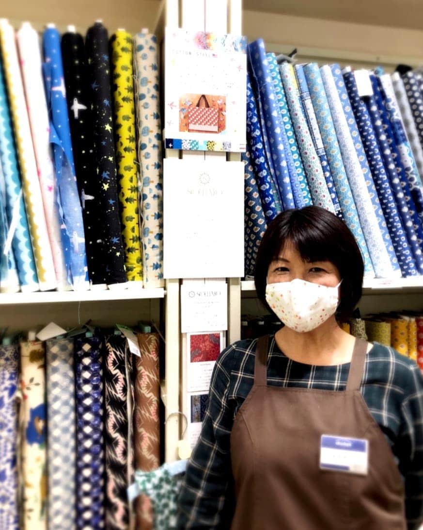 マーノクレアール (手芸のオカダヤグループ)のインスタグラム：「【作品紹介♪】「大人女子の手づくりマスク1」型紙を自分サイズにアレンジしてます。ぴったりフィットするサイズに改良を加えました！ . オカダヤグループ手芸材料店の通常のInstagramアカウントはこちらです →新宿オカダヤ(@shinjuku_okadaya) . #okadaya手づくりマスクギャラリー #オカダヤおうち手芸 #マスク #ガーゼマスク #ハンドメイドマスク #手作りマスク #てづくりマスク #マスク作り #マスクがない #花粉対策 #風邪対策 #乾燥対策 #作り方動画 #てづくり動画 #手作り動画 #handmademask #handmade #mask #ガーゼ #ダブルガーゼ #Wガーゼ #手芸好きさんとつながりたい #手芸好きな人とつながり #オカダヤママ部 #新宿 #shinjuku #オカダヤ #okadaya」