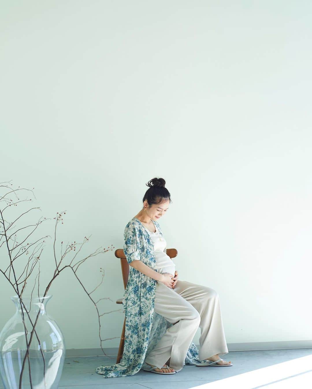 花盛友里のインスタグラム：「人として、働く女性として、友達として本当に尊敬ばっかりのしほちゃん。  わたしが今お仕事させてもらえてるのは、デビューしたてで、さらに師匠もいないわたしをしほちゃんが色んな撮影に呼んでくれたから。 出会ってもう10年近く！ 妊活中の話もずっと聞いていたし、最初の赤ちゃんが流れちゃったことも聞いていたから、今回妊娠してさらに双子ちゃんで、そしてこんなにお腹ぽっこりになっていて、本当に嬉しくて嬉しくて、撮影の1カット目でめっちゃ泣いてしまったー。  赤ちゃんが生まれること、お腹に来てくれることって本当に本当に奇跡だよなぁ。。。 心から心からおめでとう！！ 赤ちゃんたちを抱っこするのが楽しみすぎる！！ ちなみに、この写真で着ている花柄ワンピは妊婦さんでも着られるしほちゃんデザインのワンピだよー！めちゃかわいいの！  詳しくは @spickandspan_jp を見てみてね。」