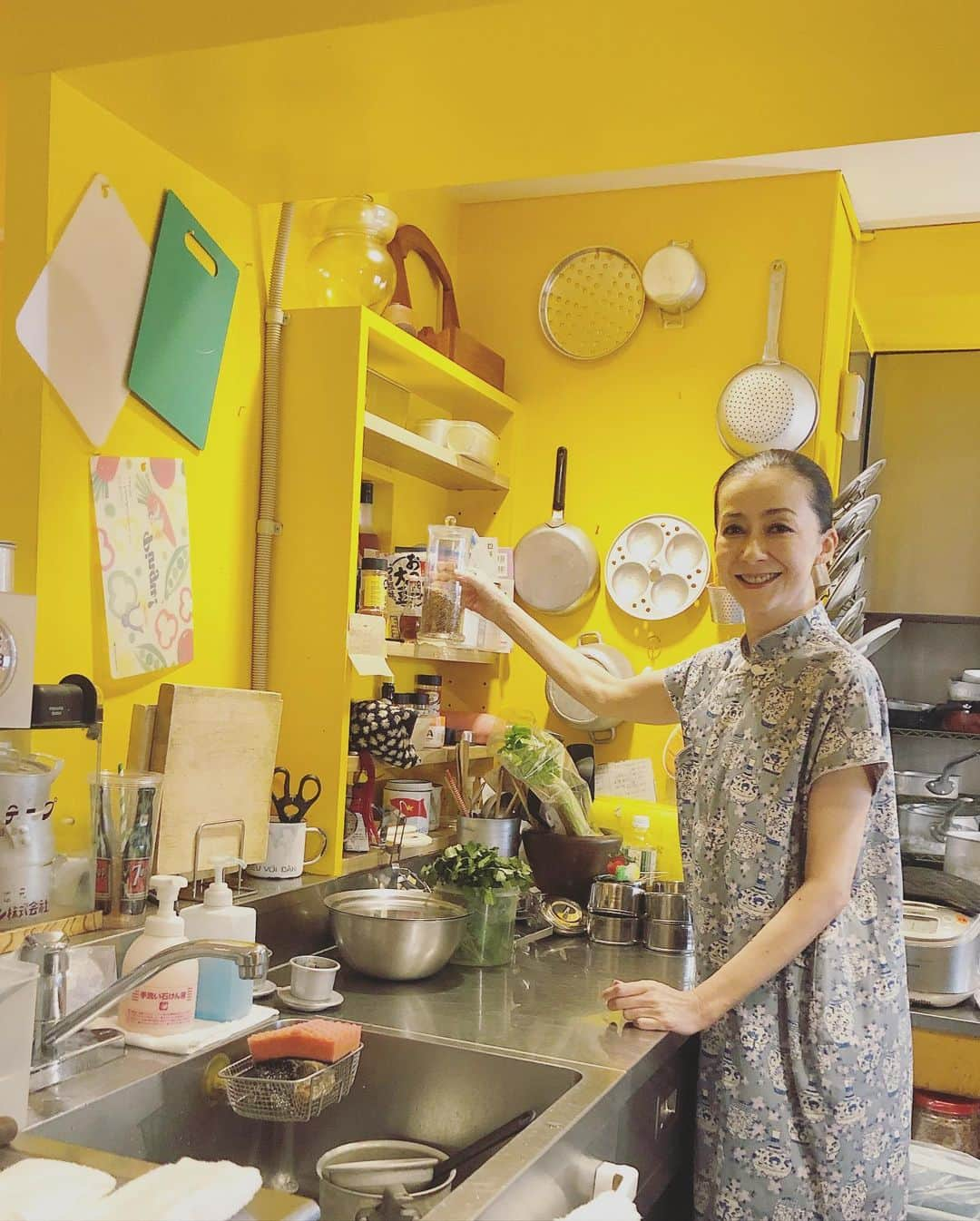 桐島かれんさんのインスタグラム写真 - (桐島かれんInstagram)「今日は、私の大好きなベトナム料理店「キッチン」のオーナーシェフ、鈴木珠美さんと対談。黄色い壁が明るい店内とキッチン。キッチュでレトロなテーブルウェア。あたたかくアットホームな雰囲気の中で、とびきり美味しいベトナム料理をいただけます。 #西麻布キッチン　#ベトナム料理キッチン  #ハウスオブロータス　#houseoflotus」3月18日 15時15分 - houseoflotuskaren