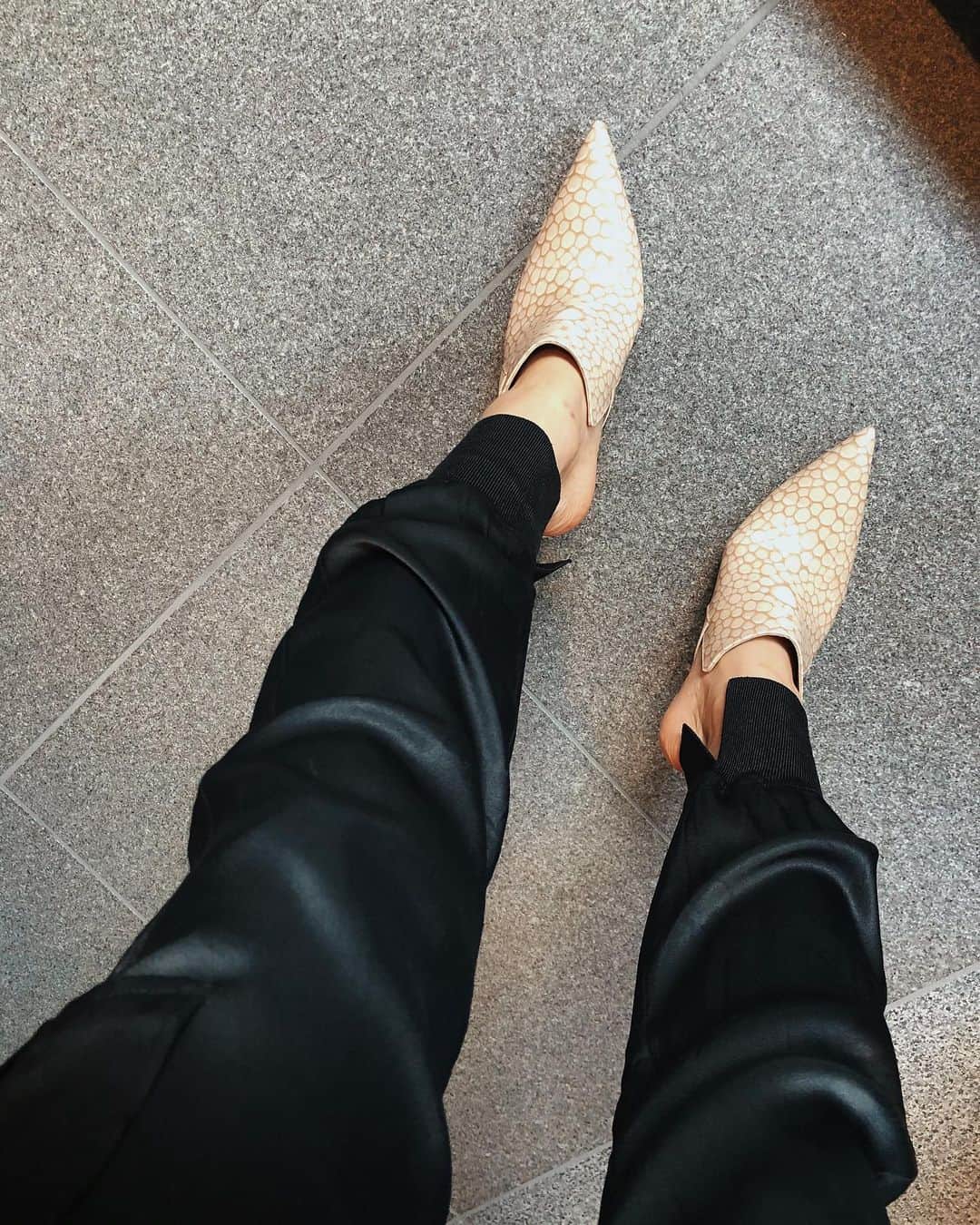 谷口紗耶香のインスタグラム：「#springvibes 🌸 mamaには　サッとはけてstylishかつ、 歩きやすいミュール👡は最高なのよ。 ・ #ootd pants.. @31philliplim  shoes.. @burberry」
