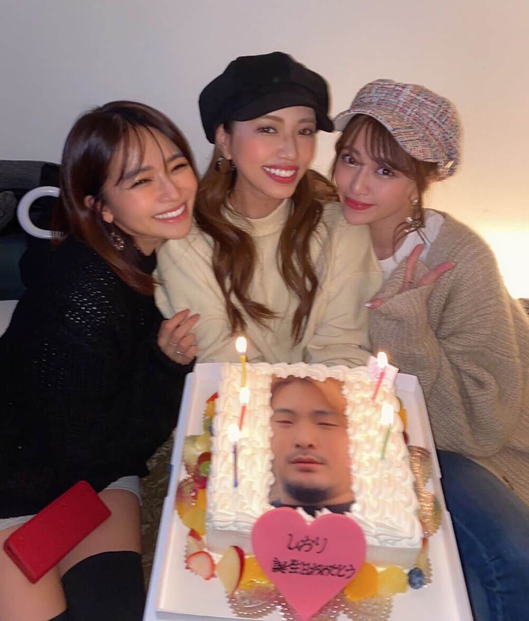 平沼ファナさんのインスタグラム写真 - (平沼ファナInstagram)「しおりちゃんのお誕生日があったので 今年一、忙しかった今週末  すみません。LINE617件溜まってます。 #LINE溜まってるやつにろくなやつ見たことない #わたしです🙋‍♀️♡ #遊びに全力 #今日は水曜日」3月18日 15時38分 - yoon_phana