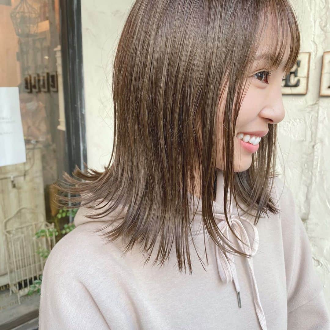 福長優のインスタグラム：「🌿🌿🌿 @hair_salon_belle  久しぶりに伸ばしたくなったので 今回は揃えてもらって ちゅるんとカラーしてもらったよ🌈  今はポニーテールにして ゆらゆらさせたい。← 🌿 @belle_daisukehorinouchi  に完全なる信頼があるので メニューは全てお任せします✂︎ belleの皆さんが優しすぎて 居心地が良すぎです🌸  #ひぐ家族と一緒に美容室 @tomokohiguchi0501  #家族写真感がすごいね #娘の初カットは絶対お願いしたい  @hair_salon_belle  @belle_daisukehorinouchi  @taniojan  @maho02222」