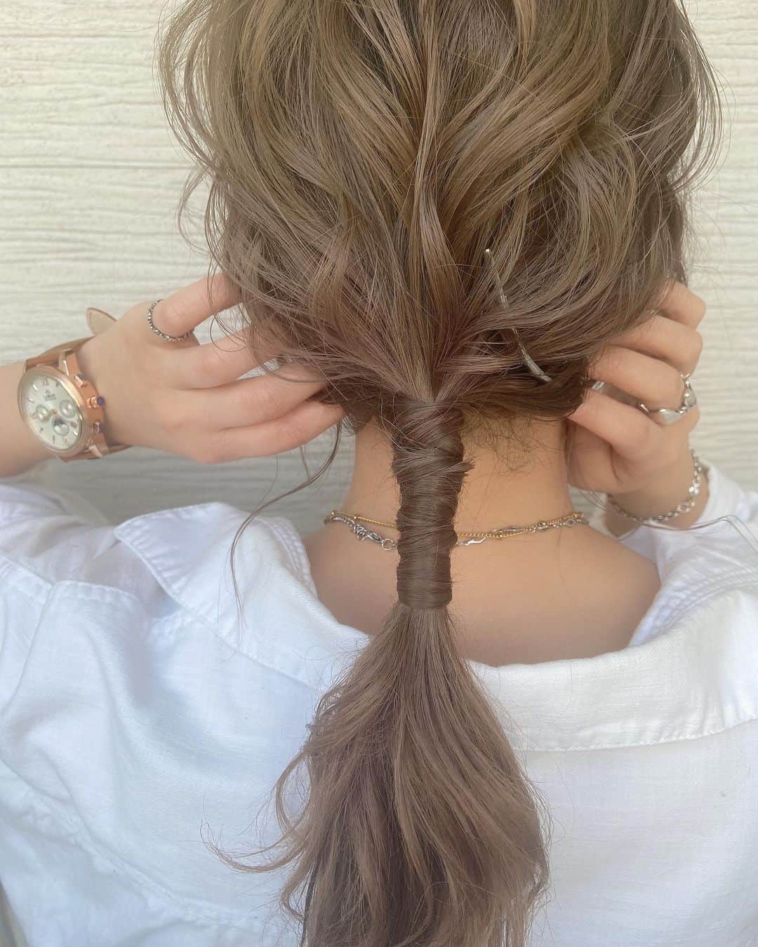 yu nakamura ヘアアレンジ hairarrangeのインスタグラム：「ゴールドとシルバーのごちゃまぜが可愛い♡ @loborjapan の時計のデザインも可愛いすぎる♡裏面も可愛い♥︎♥︎♥︎ クーポンコード10%off▷▷▷yutty0919310 #ロバー#時計#腕時計#lobo#ホワイトデイ#ホワイトデイギフト#Watch#時計好きな人と繋がりたい#cute#一宮市」
