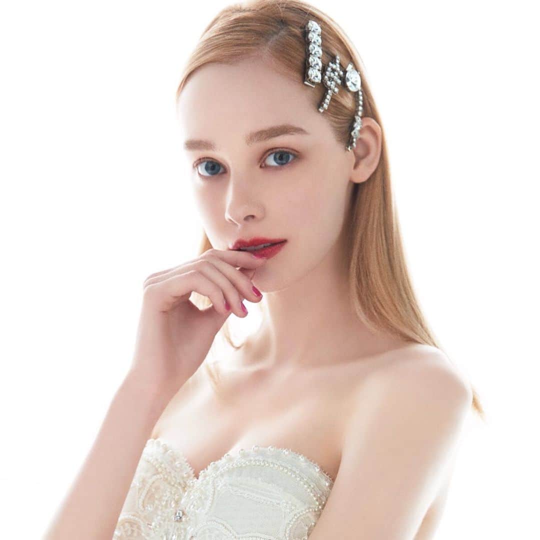 エル・マリアージュのインスタグラム：「【花嫁ヘア小物】まだまだ続く、ヘアピンブーム。一本づけもよし、重ねづけも絶対かわいい😍アイデアをストックして😉✍️ .. .. ヘアピン上から￥31,000 ￥31,000 .. ￥25,000 ￥28,000（以上予定価格） ／以上ミュウミュウ ドレス￥450,000（レンタル価格） .. ￥1,080,000（販売価格）／ エルサアトリエ（グランマニエ銀座）  from @ellemariage issue36 Photo SATOSHI KURONUMS  Styling YUUKI YASUDA  Hair TAKAYUKI SHIBATA Makeup MAKIKO ENDO Model SHAWNA .. .. あなたがつけたいヘア小物は？ #ellemariage や #みんなでエルマリアージュ をタグ付けして教えてね✨  #ellemariage #エルマリアージュ #2020春婚 #2020冬婚 #2020夏婚 #2020秋婚 #日本中のプレ花嫁さんと繋がりたい #ellebride #2020年ウエディングトレンド #fashionbride  #miumiuaccessories #花嫁ヘア #花嫁ヘアスタイル #brideshairstyle #weddinghairstyles」
