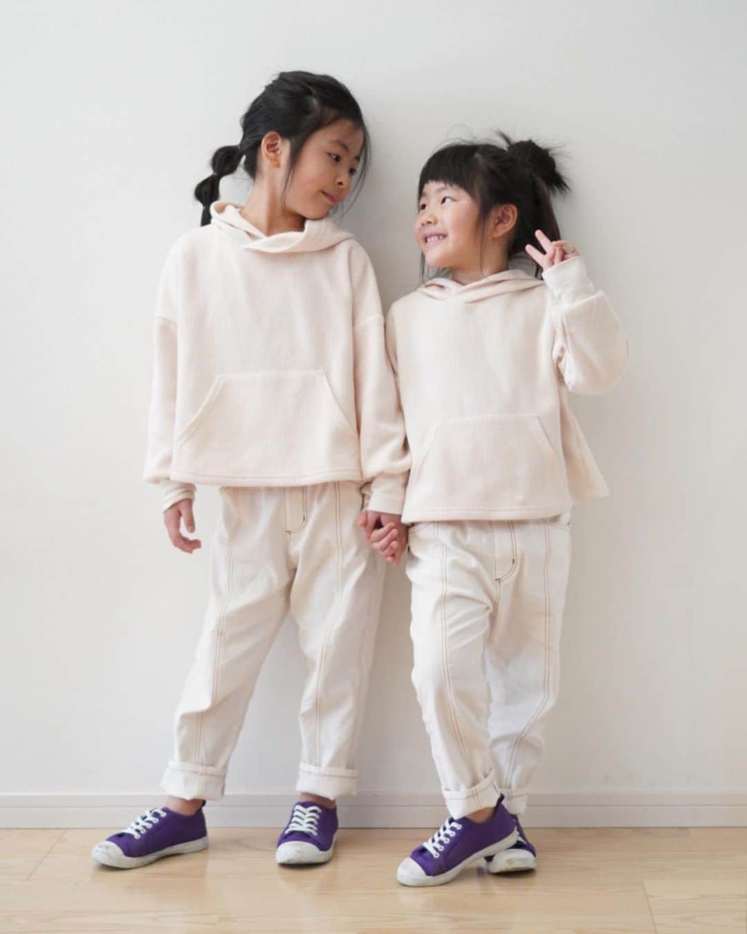 mocchiのインスタグラム：「2020.03.17 再投稿🙇‍♀️🙇‍♀️🙇‍♀️🙇‍♀️🙇‍♀️🙇‍♀️ ・ ・ @branshes の春服が可愛い😍 ・ 紫のスニーカーめっちゃ2人とも気に入ってくれた✨ ・ しかも、この靴めっちゃ脱ぎ履きしやすいからオススメー！！ ・ ・ ・ そして、コロナの影響を大きく受けている我が家ですが😱😱😱 ・ ・ ・ 卒園式は無事に終わりました✨ ・ 先生が泣いてるの見て、もらい泣きしてしまった。 年齢なのか、涙もろくなった😭 ・ ・ ・ あとは入学式がどーなることやら💦 コロナで中止にならないといいけど🥺 ・ ・ ・ #マジカルシェリー お尻ぷりっと上がるよ✨ ・ @majicalsherry_lme」