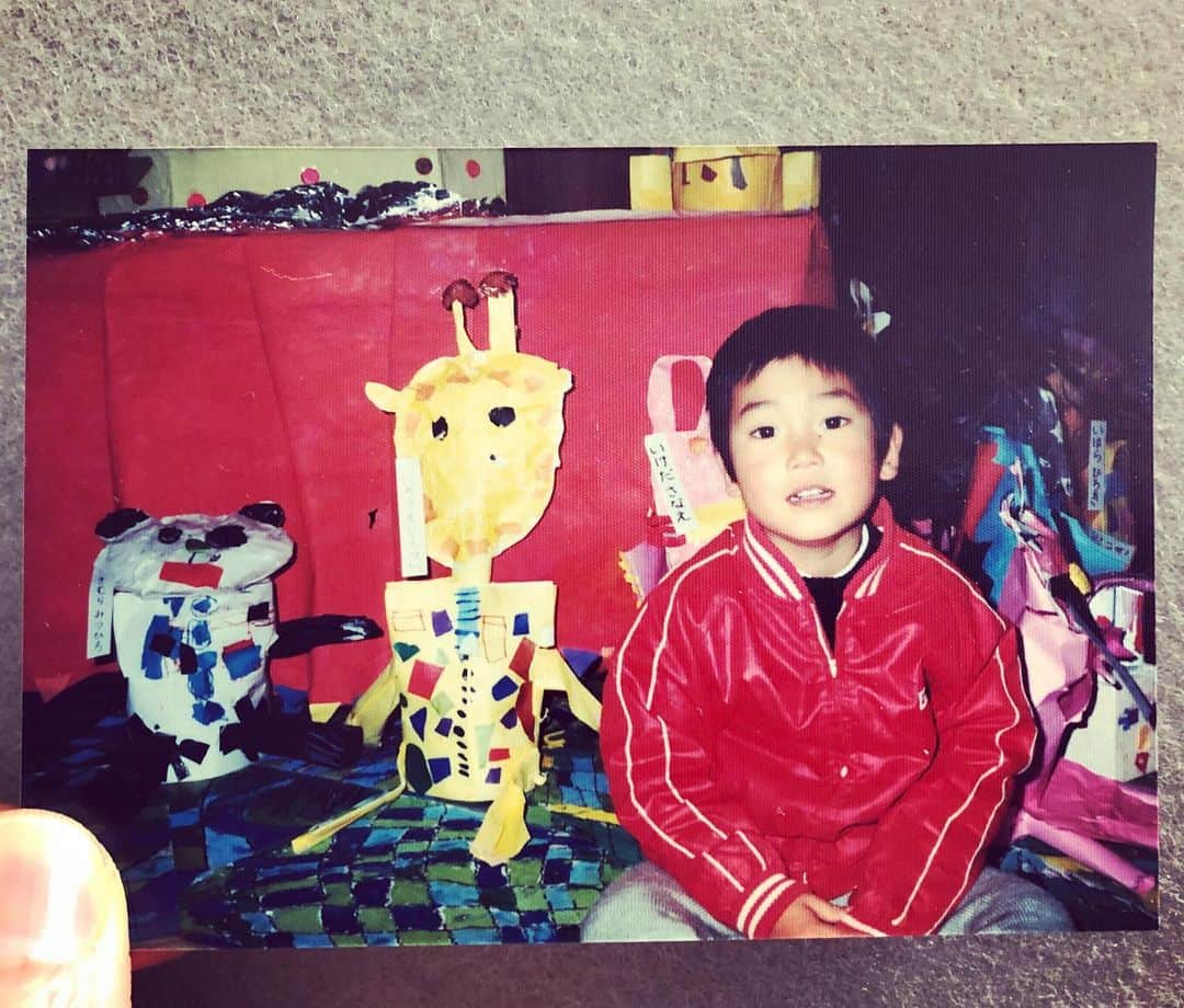 SHINPEIのインスタグラム：「30年以上前の俺。﻿ ﻿ なぜキリンさんを作ったんだろう。﻿ ﻿ 口を半開きで写真に写るクセは、この頃からあったのね笑﻿ ﻿ まぁそれにしても﻿ ﻿ 我ながら﻿ ﻿ 可愛い★」