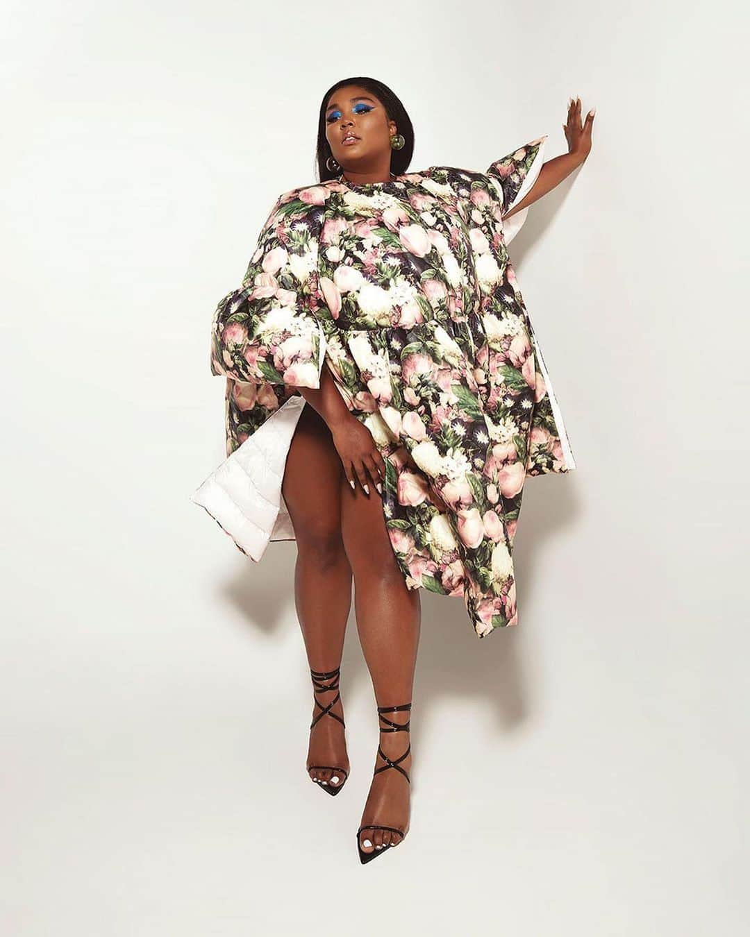 ワーナーミュージック・ジャパン洋楽さんのインスタグラム写真 - (ワーナーミュージック・ジャパン洋楽Instagram)「【Lizzo】 リゾがメキシコ発の雑誌「EstiloDF」の表紙を飾りました❣️ ✨ グラマラスな衣装とメイクで登場😍 ✨ とてもエレガントで素敵な写真ばかり🥰 ✨ リゾは「 @estilodf 、私をカバーガールに選んでくれてありがとう！」とコメント❤️ #lizzo #estiloDF #magazine #cover #mexico #リゾ #雑誌 #表紙 #洋楽」3月18日 21時24分 - warnermusicjp_intl