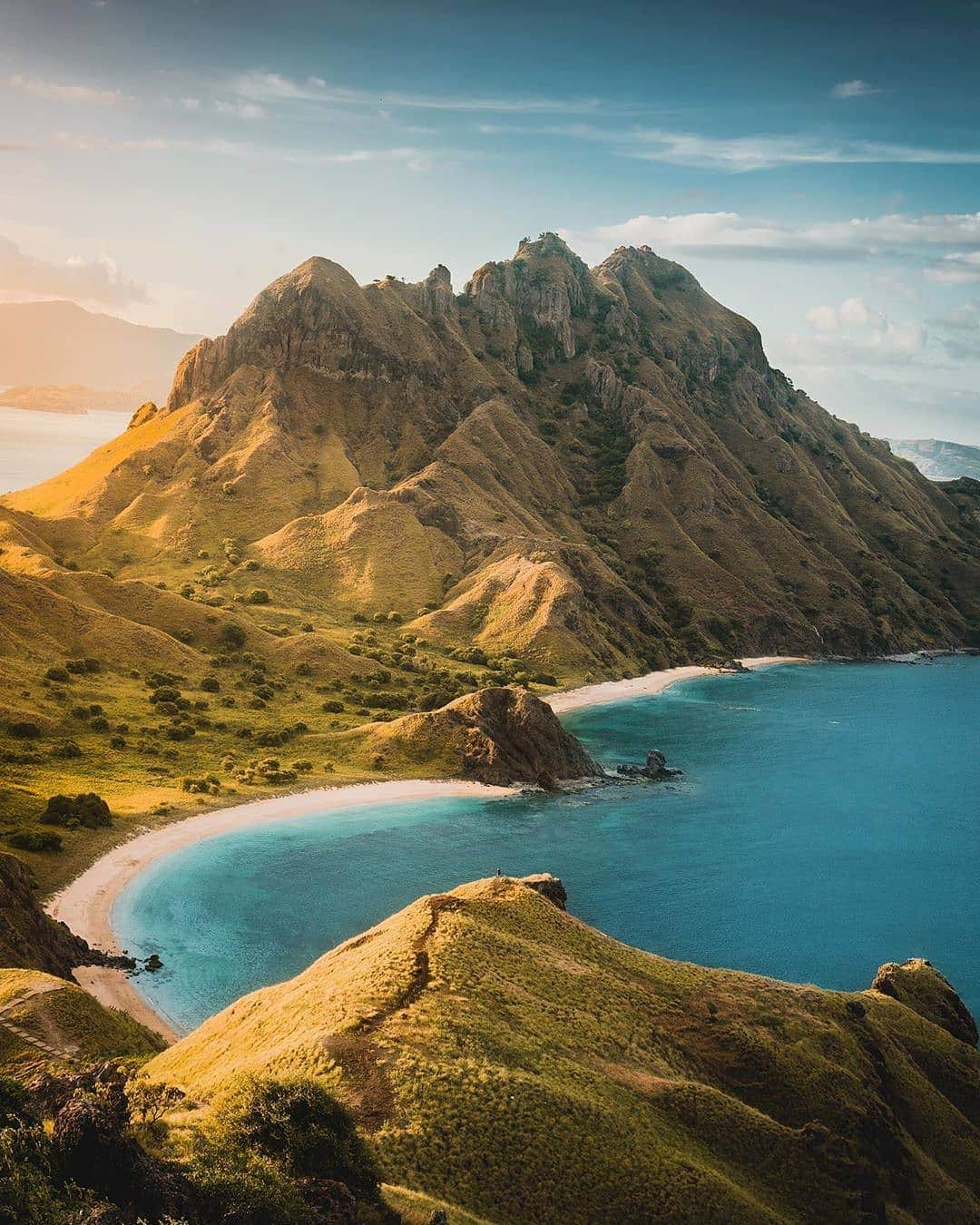 BEAUTIFUL DESTINATIONSさんのインスタグラム写真 - (BEAUTIFUL DESTINATIONSInstagram)「Beautiful morning light in Indonesia 🌅⛰️ What are you grateful for today? ❤️ Let us know in the comments! (📸: @braybraywoowoo📍: Komodo, Nusa Tenggara Timur, Indonesia)」3月18日 21時26分 - beautifuldestinations