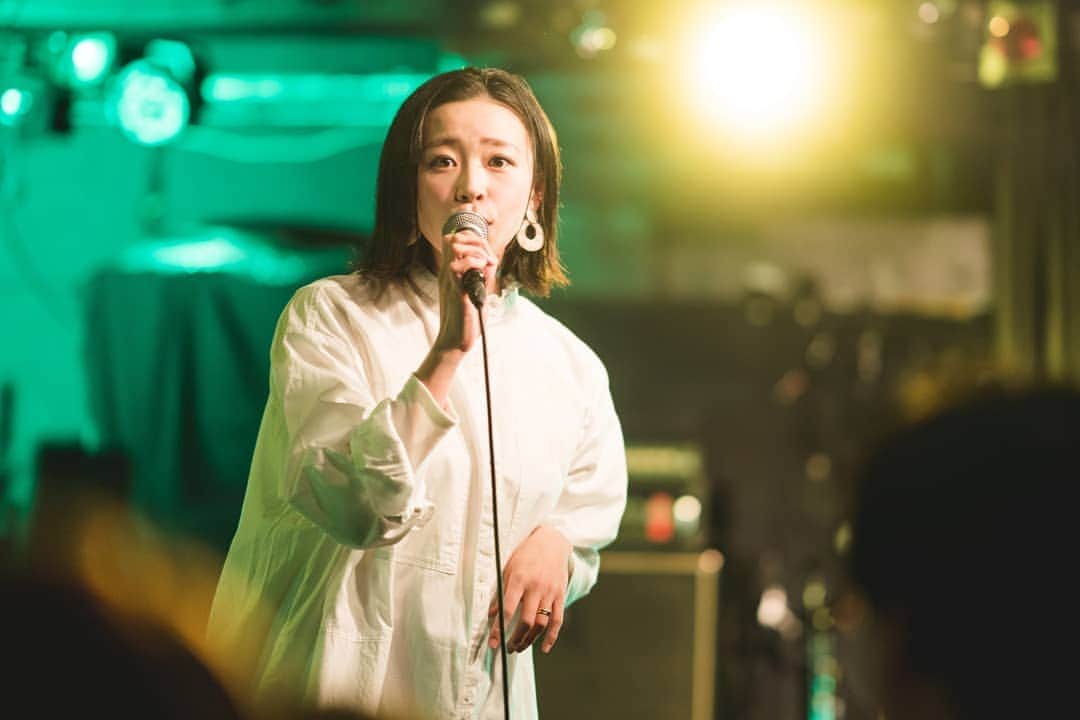 畠山智妃のインスタグラム：「こんにちは🤗  いよいよ、春分の日🌸 春の温かさや強い風🍃を受けてやっと待望の春がきたのを感じて嬉しい限りです❤  しかし、 今ノコノコと外出をして体調を崩すわけにいかないのですッッ🤗!! なのでー、おうちでおとなしくしております😭  みなさまも、 お仕事や学校、お出かけ、様々なところでいつも通りにいかないこともありませんか？  世の中に出て行ってない私には、外の世界を知らないところもあるのですが💧 皆様が各地で良い時間を過ごせますようにッッ🤗 ※写真は、先日のLIVE時のものでござんす。  出産まであと2ヶ月を切りました。 お腹パンパン＼(^o^)／ #32w4d #第二子」