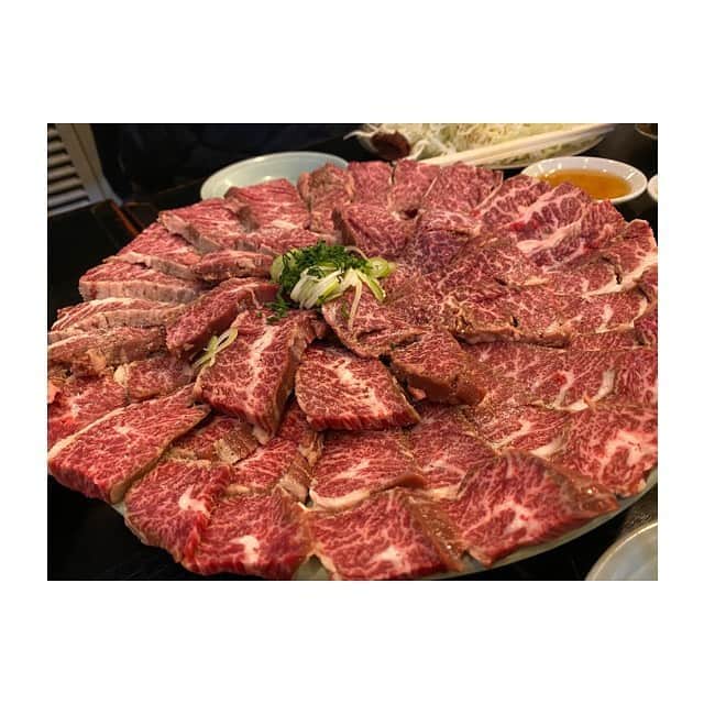 RENA（久保田玲奈）さんのインスタグラム写真 - (RENA（久保田玲奈）Instagram)「aaccで北京🤤❤... お肉美味しすぎる！ 手に持ってるやつが一番好きなお肉💓（名前忘れちゃった） 辛いお味噌で️食べるのがまたここでしか味わえない感じで好き❤️ 楽しい時間をありがとうございました✨✨またみんなで頑張る💪🔥 #aacc  #北京　#焼肉　#明日への活力」3月18日 16時00分 - sb_rena