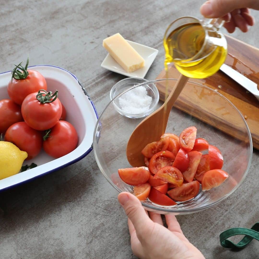 栗原はるみ「ゆとりの空間 」さんのインスタグラム写真 - (栗原はるみ「ゆとりの空間 」Instagram)「・ ＼春のおすすめ食材が届きました！／ ＜産地直送＞はれのひマルシェ  濃厚な味わいが特徴のフルーツトマト、 「潮トマト」が入荷しました！  糖度8度以上の選び抜かれたトマトは、切ってオリーブオイルをかけるだけで、食卓の主役になるおいしさです。 この時期にしか味わえないトマトを、ぜひお楽しみください。  はれのひマルシェはプロフィールのリンク、 もしくはハイライトからもご覧いただけます @yutorino_kukan  #潮トマト #産地直送 #はれのひマルシェ #生鮮食品 #産直 #通販 #お取り寄せ #ゆとりの空間 #オンラインショップ #食材 #トマト #フルーツトマト #tomato #🍅」3月18日 16時00分 - yutorino_kukan