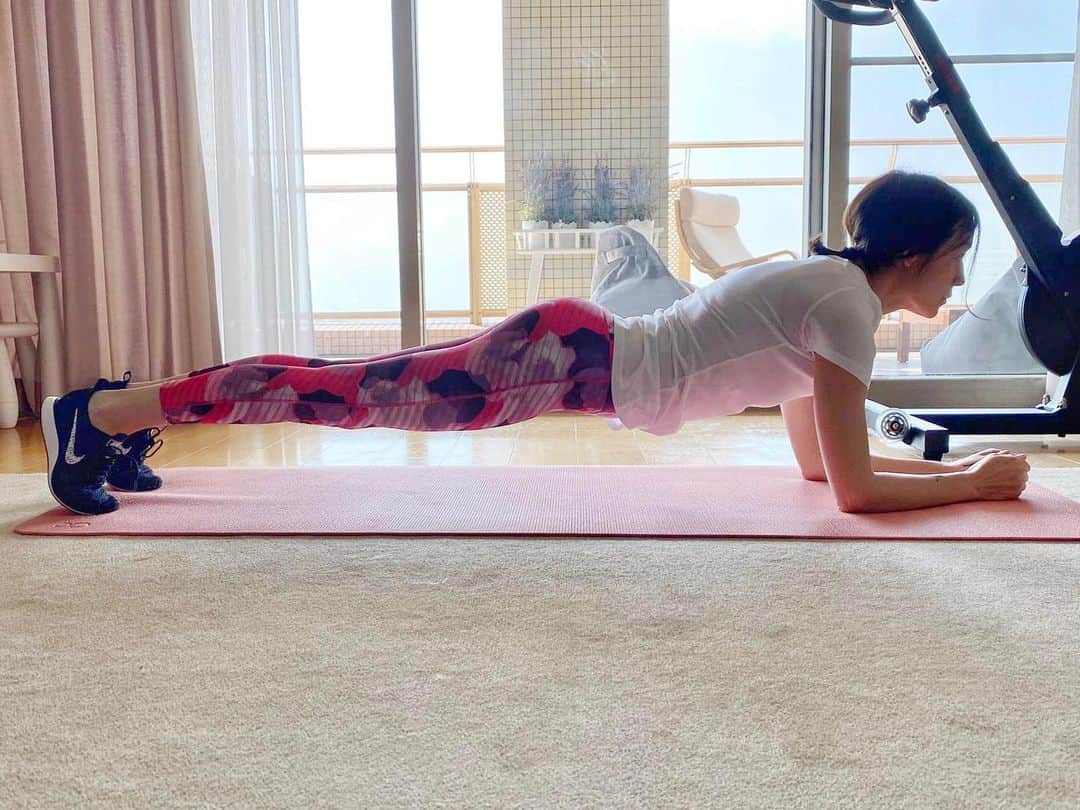 アンナ・オルティス（イニエスタの妻）さんのインスタグラム写真 - (アンナ・オルティス（イニエスタの妻）Instagram)「🔥 Home Core Workout 🔥  身体を動かしながらリフレッシュしましょう！  #ejerciciosencasa #wellness」3月18日 16時01分 - annaortiz34