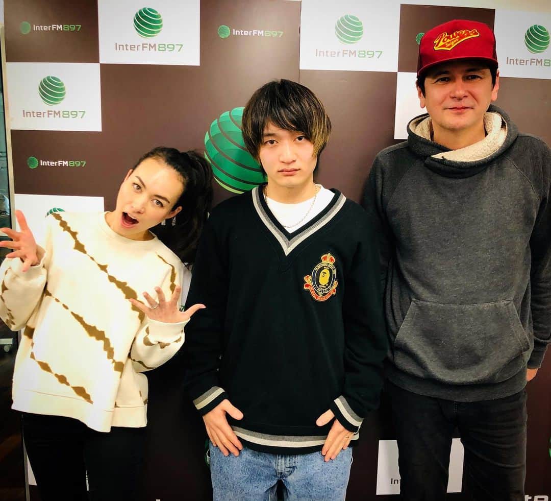 Ready Steady George!!のインスタグラム：「#AgeFactory 清水エイスケさん 🔥﻿ ﻿ RSGでたくさんお届けしたアーティスト！﻿ アルバムの発売はまだまだ先なのに・・﻿ 新幹線に乗って、飛んできてくれました😭💫﻿ ﻿ 番組は終わりますが﻿ 完全なるRSGファミリーの彼らを﻿ これからも応援してあげてくださいね〜！！﻿ ﻿ ニューアルバム「EVERYNIGHT」は﻿ 4月29日発売！！最高の曲が詰まっています！！﻿ ヤバいぞ！ #AgeFactory 〜！！！！﻿ ﻿ #ジョージとシャウラ #interfm897」