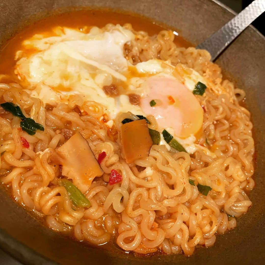 渡邉ひかるのインスタグラム：「農心　辛ラーメン 108円 ・ ・ ・ ・ ・ 袋麺の中で人生で一番食べているのは、渡邉は確実に辛ラーメン！ なんとなく袋麺が食べたいな〜、ラーメン食べたいな〜とかではなくって。 『辛ラーメンが食べたい！』って無性に思う時があるのよね！ 自分は鍋に先に麺を入れて水が半分浸かるかなーくらいの少なめの水で、煮込むのが好き。 気分によっては水分をガッツリ飛ばして、卵入れてかき混ぜて混ぜ麺みたいにして食べるのも好き。 今回は、チーズと卵の王道、黄金の組み合わせ！ コンビニとかで売ってる、野菜ミックス入れてみたりキノコ入れてみたりして、具材を増やしても食べ応えがあって良いよね！ とってもお腹が空いてる時は、リゾットみたいにご飯をスープと卵でとじてっていう、食いしん坊な食べ方も…笑笑 辛ラーメンお勧めの食べ方とかありますかー？ お勧めの袋麺あったら、教えてほしい！ ・ ・ ・ ・ ・ #らーめん　#ラーメン　#ラーメン大好き渡邉さん　#麺スタグラム　#袋麺　#農心 #辛ラーメン #からいもの好き #辛党　#唐辛子 #袋麺アレンジ #農心辛拉麵 #渡邉ひかる　#辛拉麵 #신라면 #라면　#拉麵  #ramen #ramennoodles #ramenlover #ramen🍜 #ramenstagram #🍜」