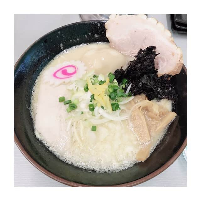 川口智美さんのインスタグラム写真 - (川口智美Instagram)「ディレクターさん達との #Lunch は #TBS の #マツコの知らない世界 でも 紹介され大好評だった  麺屋 幸乃鶏へ🍜🍥 濃厚鶏白湯スープに 低加水ストレート麺を合わせたお店定番の #幸乃鶏そば は クリーミーなんだけれど、 アクセントに #柚子 を添えてあるので 後味はさっぱり🤤🍋✨ #煮卵 も中とろっとろで 私の大好きな味でした🥚  #マツコ さんがハマったという #さんたからあげ はビールに 合いそうなスパイシーな味でした🍖  無料で #アイスキャンデー もサービスしてくれました🍨 ありがたみ🥺❤️ #麺屋幸乃鶏 #麺屋 #幸乃鶏 #大田原 #大田原グルメ #栃木グルメ #栃木 #とちテレ #とちぎテレビ #麺 #麺好き #麺スタグラム #tochigi #noodle」3月18日 16時05分 - horipro_satomikawaguchi