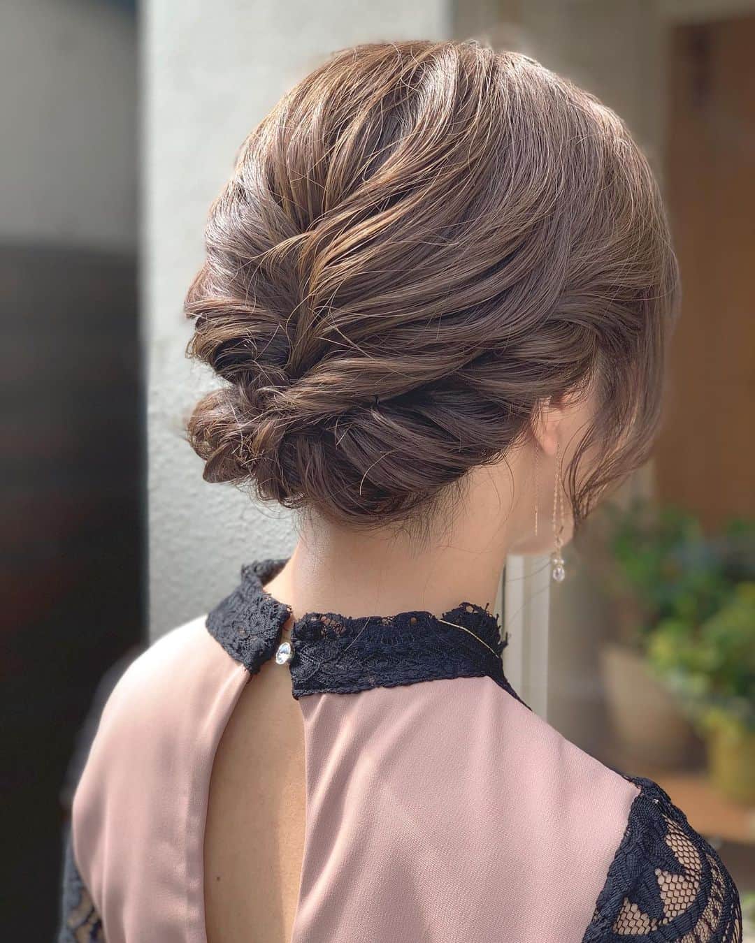 前田真吾のインスタグラム：「結婚式のお出かけ前に✨ 鎖骨ぐらいのボブをアップに👍  カラーが可愛いと毎朝、鏡を見るの楽しみになりませんか😝✨？？﻿ ﻿ そんなHappyを皆さんに感じていただいたい🥺✨﻿ ﻿ ﻿だから僕は【カウンセリング、薬剤、施術方法】﻿にこだわりをみ持っています🔥 ﻿ ﻿ 僕のカラーの特徴は何と言っても﻿ 【ダメージが少ない】です🌈 ﻿ 施術履歴や髪質を見極めながら﻿ 丁寧にカラーしていくことで﻿ 今までできなかった色に仕上がります👍✨﻿ その人に似合う色味・できるカラーが必ずあります👌 その人にベストな髪色にいたします🙇 ㊙️カラーはカウンセリングで全てが決まります！なぜなら履歴等で色が変わってしまうからなのです💡 ﻿ ﻿美容室選びに困っている方。﻿ 一度僕におまかせ下さい😊🌈 ﻿  ご予約✂️はDMからお問い合わせください🌈🙇 ﻿ 【Fannane】﻿ ======================﻿ ⭕️東京都渋谷区神宮前4-14-2 🚃表参道駅【A2出口】徒歩4分﻿ 【prise】﻿ ======================﻿ カット✂️ ¥7,150 縮毛矯正💇‍♀️ ¥15,400 カラー🌈 ¥7,700 トリートメント✨¥3,300〜 （税込み）﻿ その他のメニューも多数ございます﻿🙇 お気軽にお問い合わせ下さい﻿✨ ====================== ﻿ #ボブ#表参道#青山#hair#外ハネ#ミニボブ#l4l#follow#followme#ヘアカラー#カラー#haircolor#color#外国人風#外国人風カラー#ハイライト#透明感#外ハネボブ#ミニボブ#ブリーチ#ブリーチカラー#ハイライト#beautyair#アッシュ#グレージュ#ミルクティーベージュ#シニョン#hairarrange#arrange#ヘアアレンジ#アレンジ」