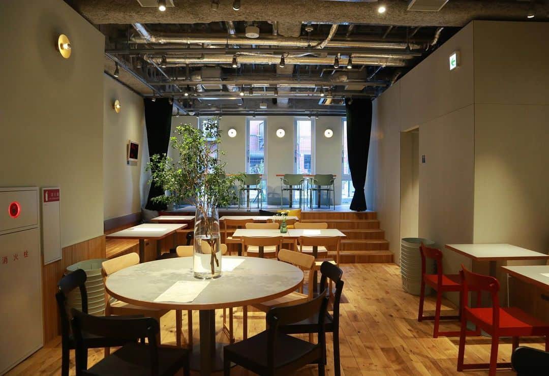 石井輝明さんのインスタグラム写真 - (石井輝明Instagram)「鶯谷。 水曜日はカフェYouTubeの日です。 今回はカフェじゃないけど。 色々行かせてもらってありがたいかぎりです。  #landabouttable #cafe #coffee #カフェ #東京カフェ #鶯谷カフェ #カフェ芸人 #少し前に宇都宮に餃子食べに行ったんですが #もうまた宇都宮に行って餃子食べたい #週一くらいで食べたい #食べて食べて食べたい #餃子の方から口にやってきてほしい #僕が口に餃子を運ぶのではなく #餃子が意思を持って僕の口の中に飛び込んできてほしい #宇都宮からはるばる #交通費は払うから #餃子からきてほしい #切に願う」3月18日 16時22分 - comandanteishii