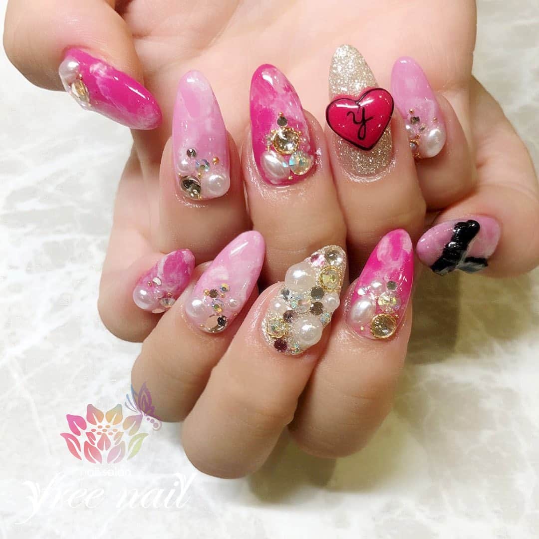free nail フリーネイルのインスタグラム：「. お客様ネイル💅🏻🍀 . ガーリーハートネイル💗✨ . イニシャルハート🌝💗✨ . ご来店ありがとうございました🙇🏻‍♀️🙇🏻‍♀️🙇🏻‍♀️💗 . #ネイルアート #ジェルネイル #ネイルサロン #大阪ネイルサロン #ネイルデザイン #ネイルチェンジ #マーブルネイル #パールネイル #3dネイル #ハートネイル #ピンクネイル #ギラギラネイル #ガーリーネイル #ゴテゴテネイル #デザインネイル #トレンドネイル #ロングネイル #春ネイル #springnails #nailsart #nailsdid #美甲 #日式美甲 #日式美甲胶 #日本美甲师 #日本美甲老师 #美甲上课 #日本胶 #フリーネイル #freenail」