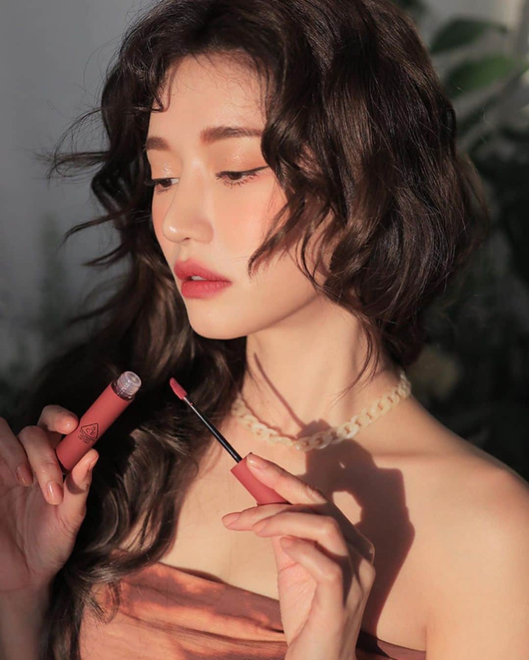 3CE Official Instagramさんのインスタグラム写真 - (3CE Official InstagramInstagram)「3CE VELVET LIP TINT #CHEEKY_ROSE 얼굴에 햇살을 드리운 듯 러블리한 로즈 핑크🌷 - Looks like a sunshine on your face lovely rose pink lips🌷 #3CE #3CEVELVETLIPTINT」3月18日 16時23分 - 3ce_official