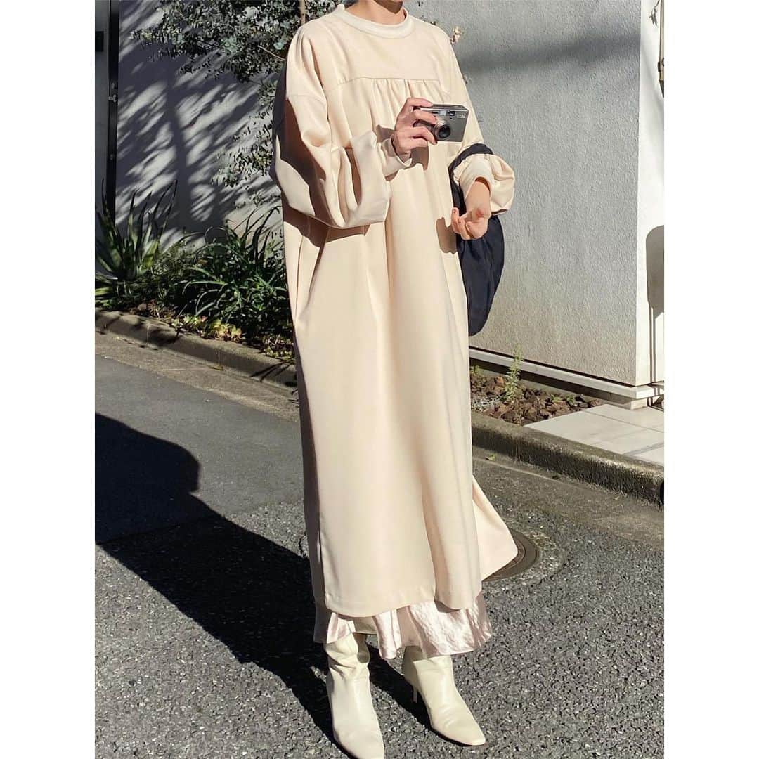 松本恵奈さんのインスタグラム写真 - (松本恵奈Instagram)「いつかの私服。 最近はshoesも白が気分です。 春だから気持ちも着る物も軽くなるねー🌸  FRONT GATHER LOOSE OPS. 発売中だよー♡ #clane #発売中」3月18日 16時47分 - ena1123