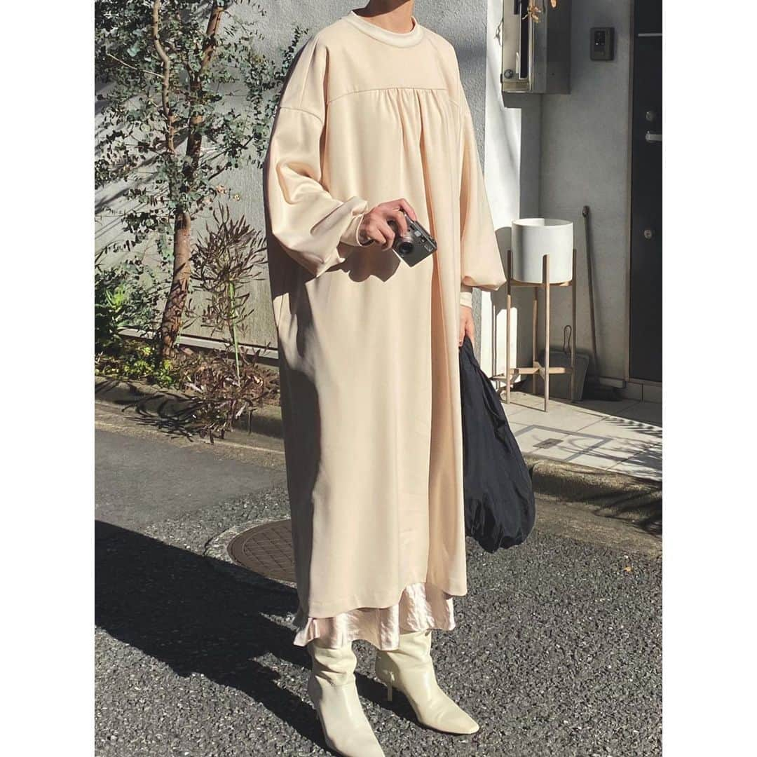 松本恵奈さんのインスタグラム写真 - (松本恵奈Instagram)「いつかの私服。 最近はshoesも白が気分です。 春だから気持ちも着る物も軽くなるねー🌸  FRONT GATHER LOOSE OPS. 発売中だよー♡ #clane #発売中」3月18日 16時47分 - ena1123