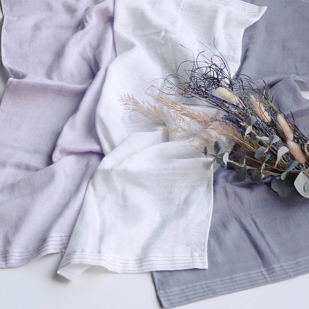 タオル直販店 ヒオリエ／日織恵さんのインスタグラム写真 - (タオル直販店 ヒオリエ／日織恵Instagram)「ふわり、風透る。  春を感じる気持ちいいお天気ですね。 なかなか、外出にも気を使う今日この頃ですが… お洗濯物も、室内干しをされる方も 多いのではないでしょうか？  風透るガーゼタオルは、 まさに風が通り抜けるほど極薄。 羽のように軽やかな使い心地です。  表は優しいガーゼ、裏はスッと水気を取る ショートパイルに仕上げているので、 キッチン周りにおすすめ。 すぐに乾くので、毎日お洗濯して清潔に お使いいただけます。  使うほどにくしゅっと馴染む、 ナチュラルな風合いがくせになるガーゼタオル。 収納にもコンパクトでおすすめですよ。  今はきっと充電期間。 ゆっくりと身の回りを整えるいい機会かもしれません。 すっきりと整理整頓して、春を迎えましょう🌸  #ヒオリエ #春 #新生活」3月18日 16時43分 - hiorietowel