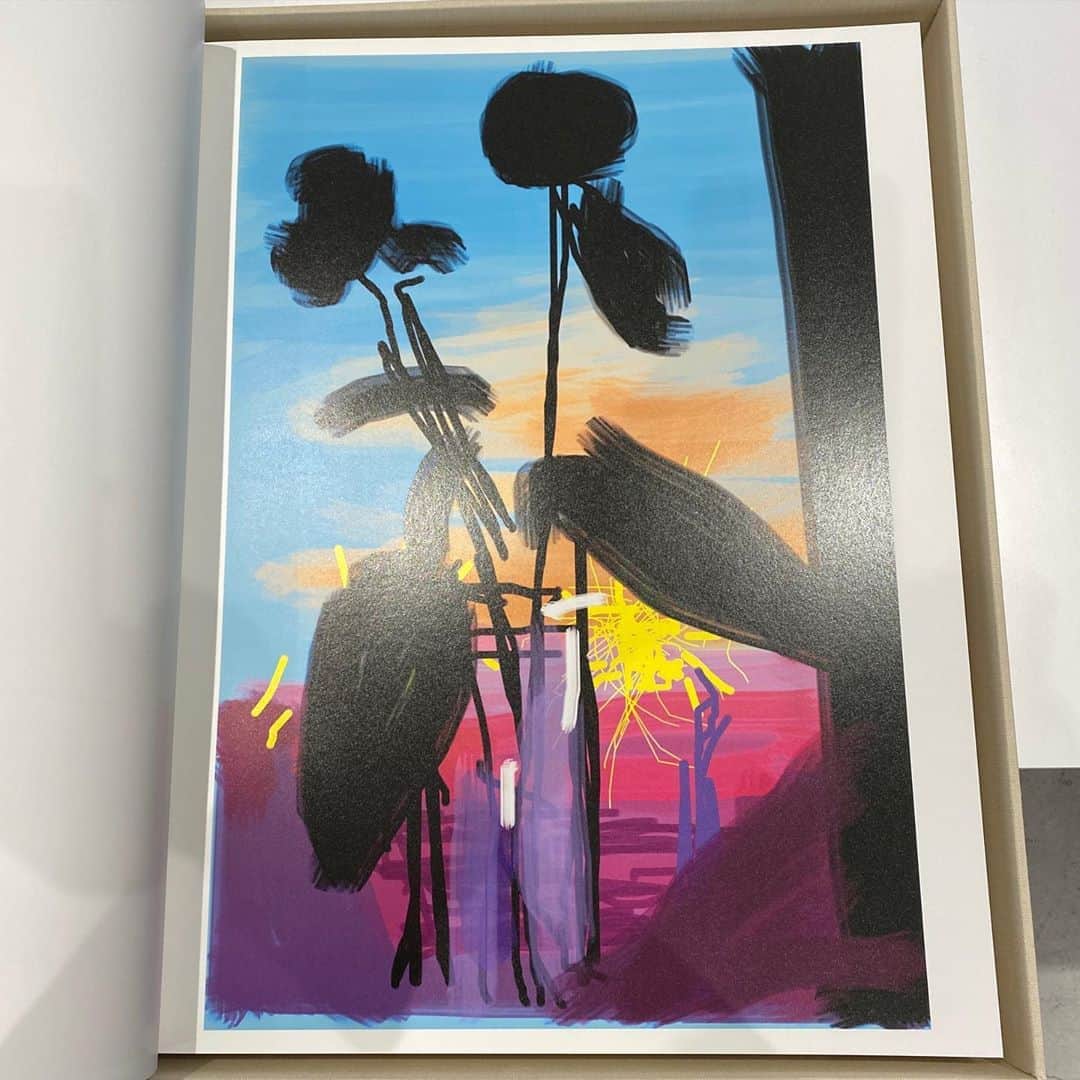 YOONさんのインスタグラム写真 - (YOONInstagram)「Obsessed with new #DavidHockney 'My Window' book💙 Gonna pick up ipad painting as a new hobby during social distancing」3月18日 16時43分 - yoon_ambush